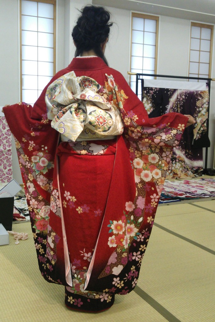 振袖 納品着付け 赤 後ろ姿