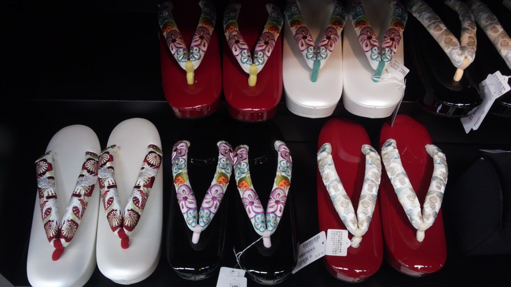 ヒールの高い草履