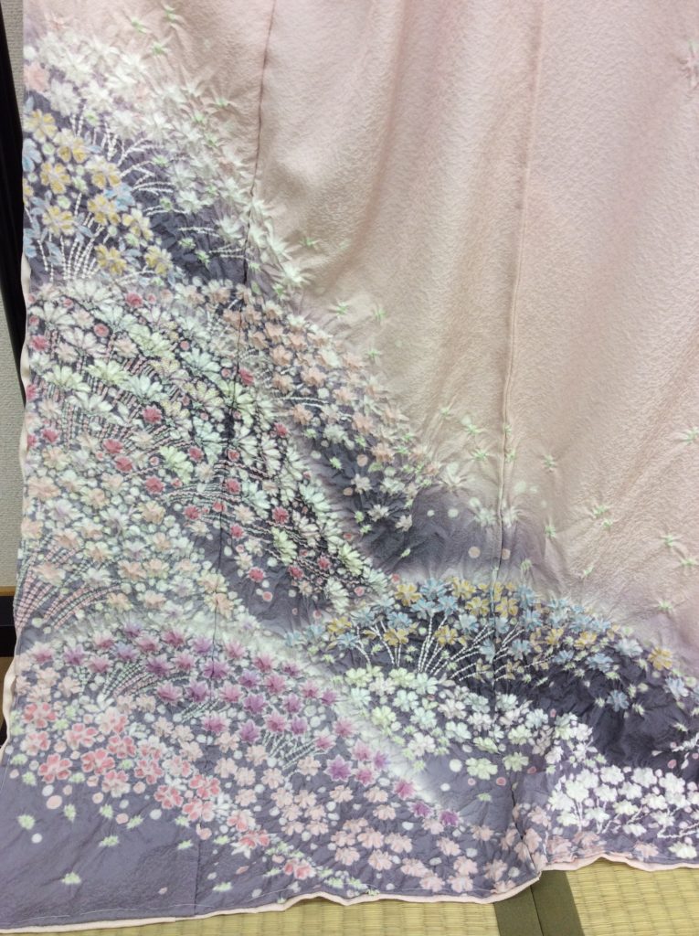 おぼろ染め訪問着　ピンク　上前の柄