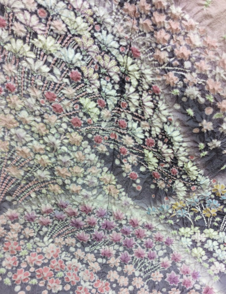 おぼろ染め訪問着　ピンク　上前の柄アップ