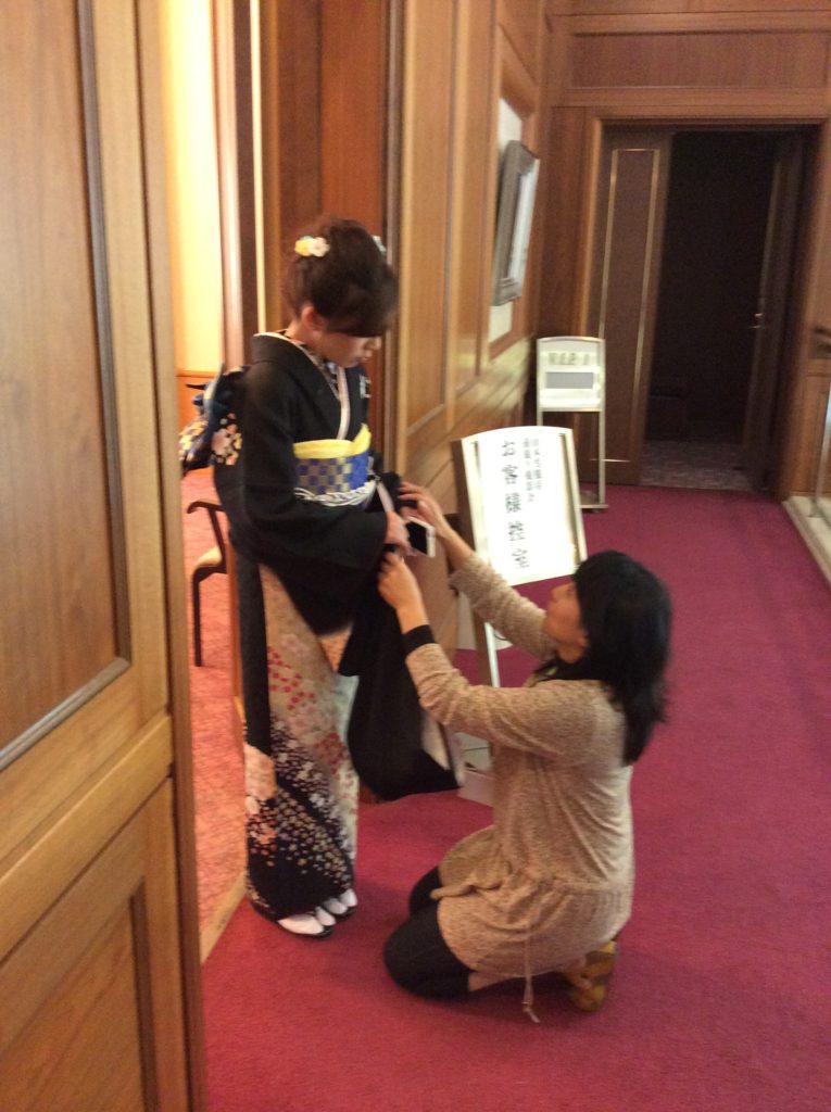 振袖 階段の降り方