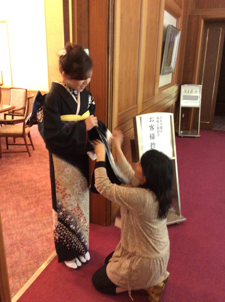 振袖 階段の降り方2