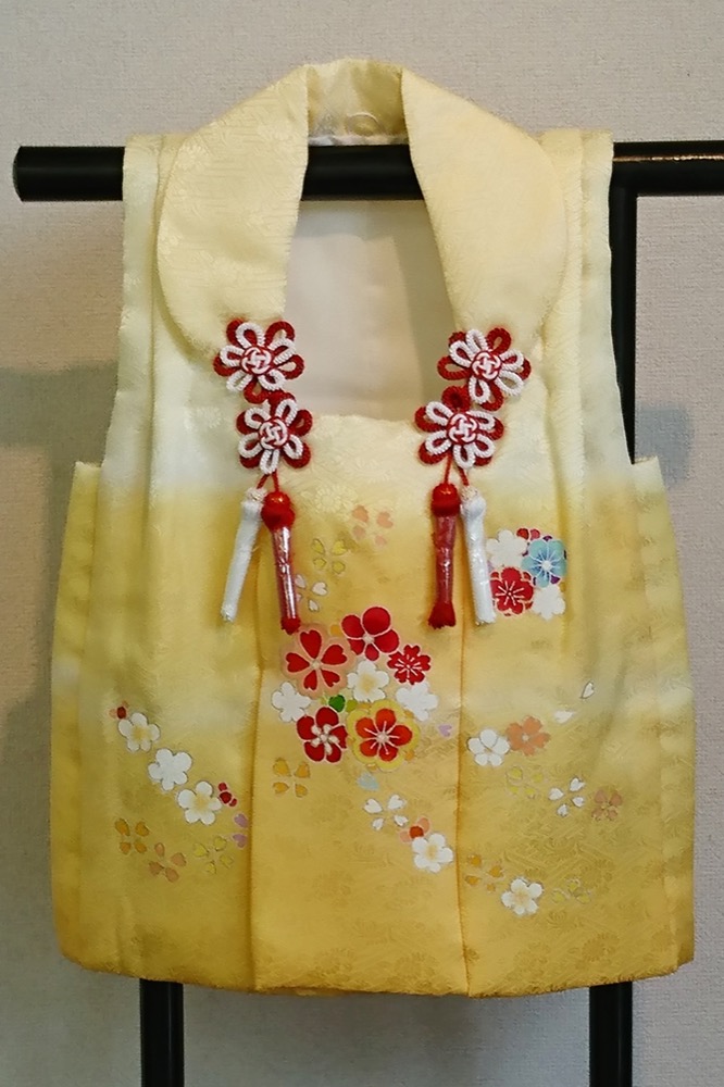 七五三、3歳女の子には『被布』がかわいい♡お上品な正絹の被布、入荷しました！ | 魅力引き立つ装いを岐阜・京都 山本呉服店オフィシャルブログ
