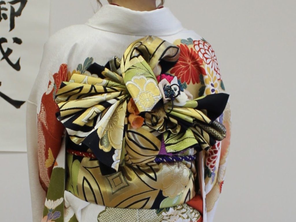 振袖　後ろ姿　帯結び１