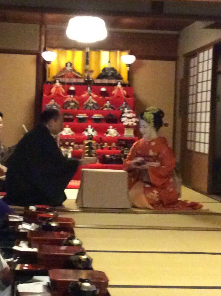 こんぴら船船〜、も舞妓さんの手ほどきで🎵簡単な遊びでもいざとなると上手く出来ないんですね(^^)