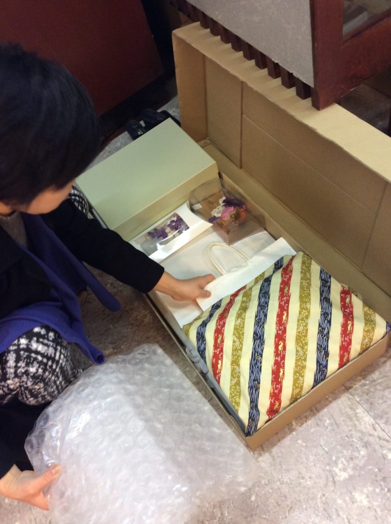 袴、振小袖、細帯、長襦袢は伸ばして小物一式、草履バック、髪飾りまでキチンと一式入れました。