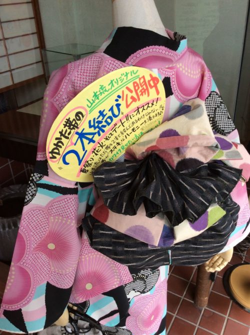 ドット柄と墨色の兵児帯2本使って可愛く結んでいます。