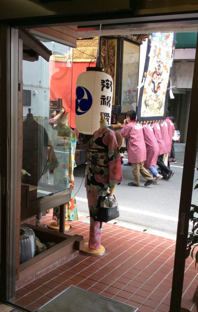 店の前を山が通って行きます。お囃子の音が聞こえるとジッとしてられないんだなあ(*^^*)