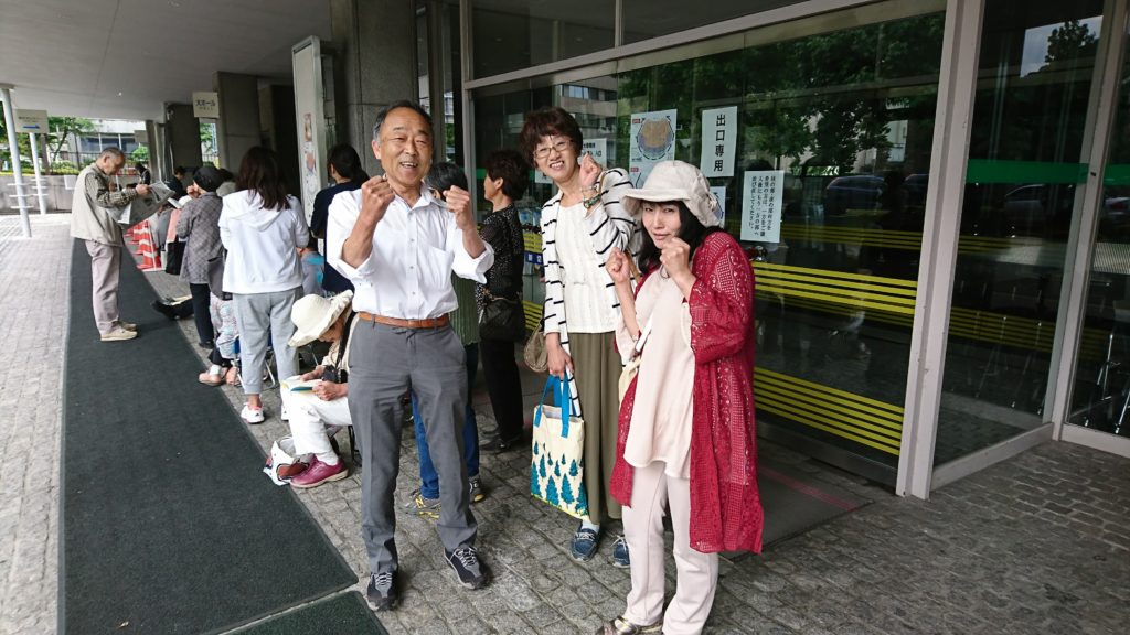 岐阜市民会館前チケット行列