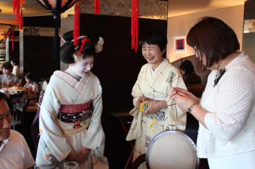 山本呉服店 第40回京裳苑 夕食 舞妓さんの千社札