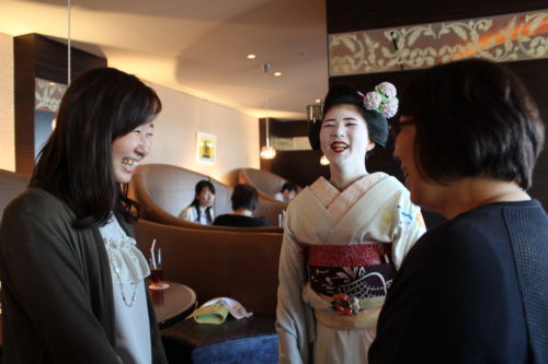 山本呉服店 第40回京裳苑 夕食 舞妓さんと談笑