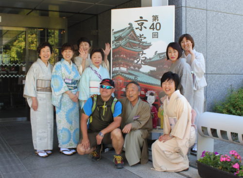 山本呉服店 第40回京裳苑 スタッフ集合写真に外人さんも