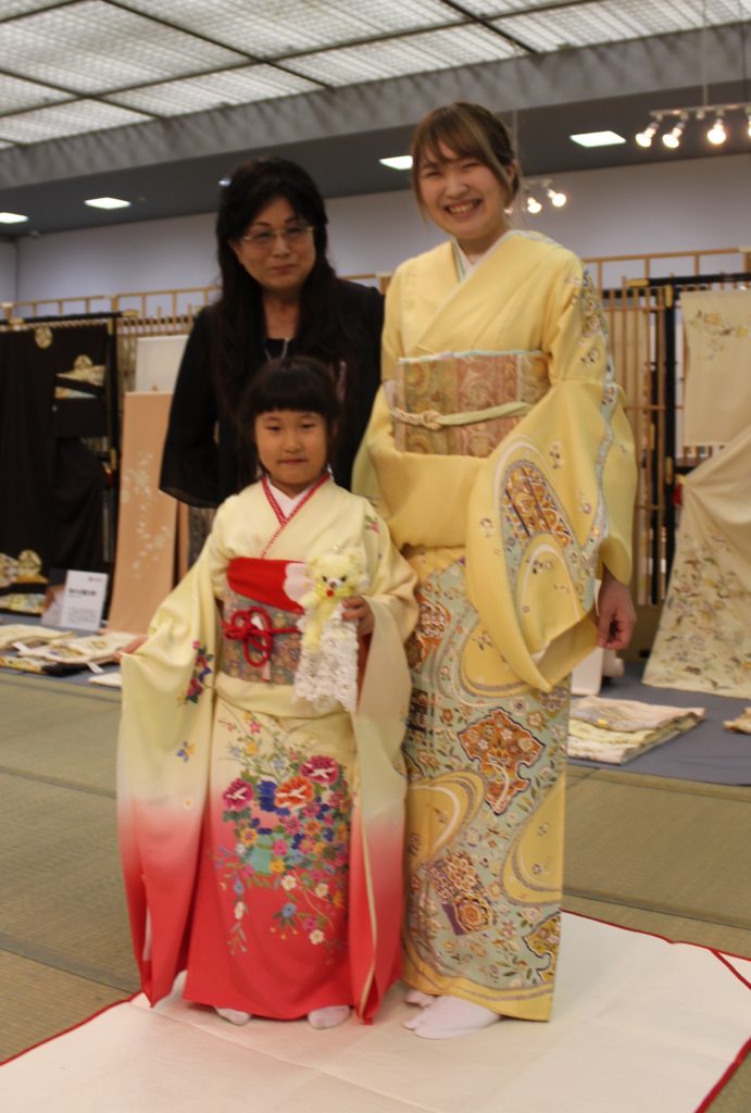 山本呉服店 第40回京裳苑 子供も試着