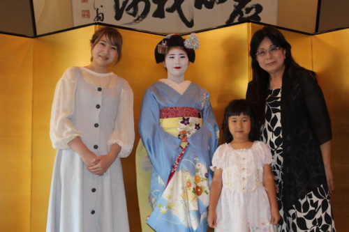 舞妓さんとのツーショット写真はいい記念になりました。