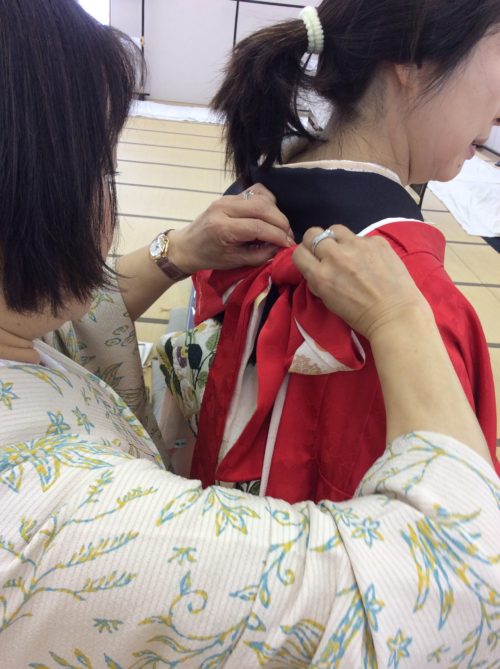 着物と長襦袢の紐を一緒に結びます。