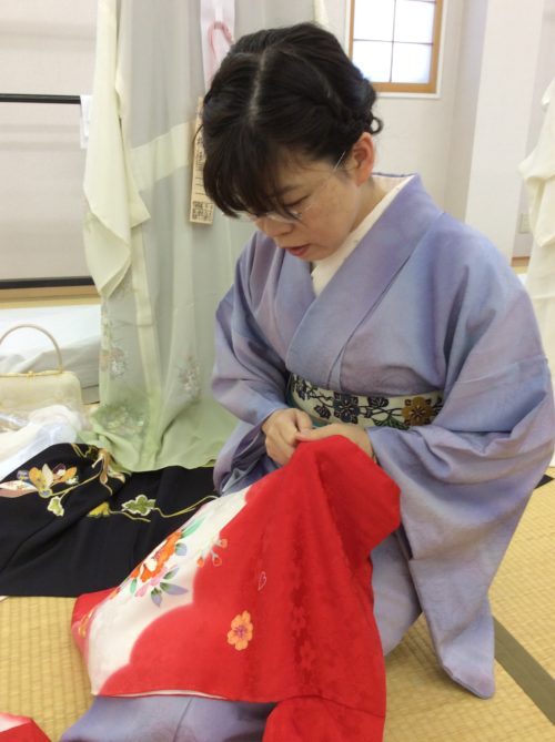 先ず着物のしつけ糸を取ります。