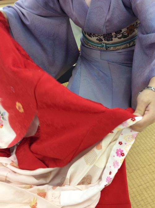 着物と長襦袢うぃキチンと合わせます。