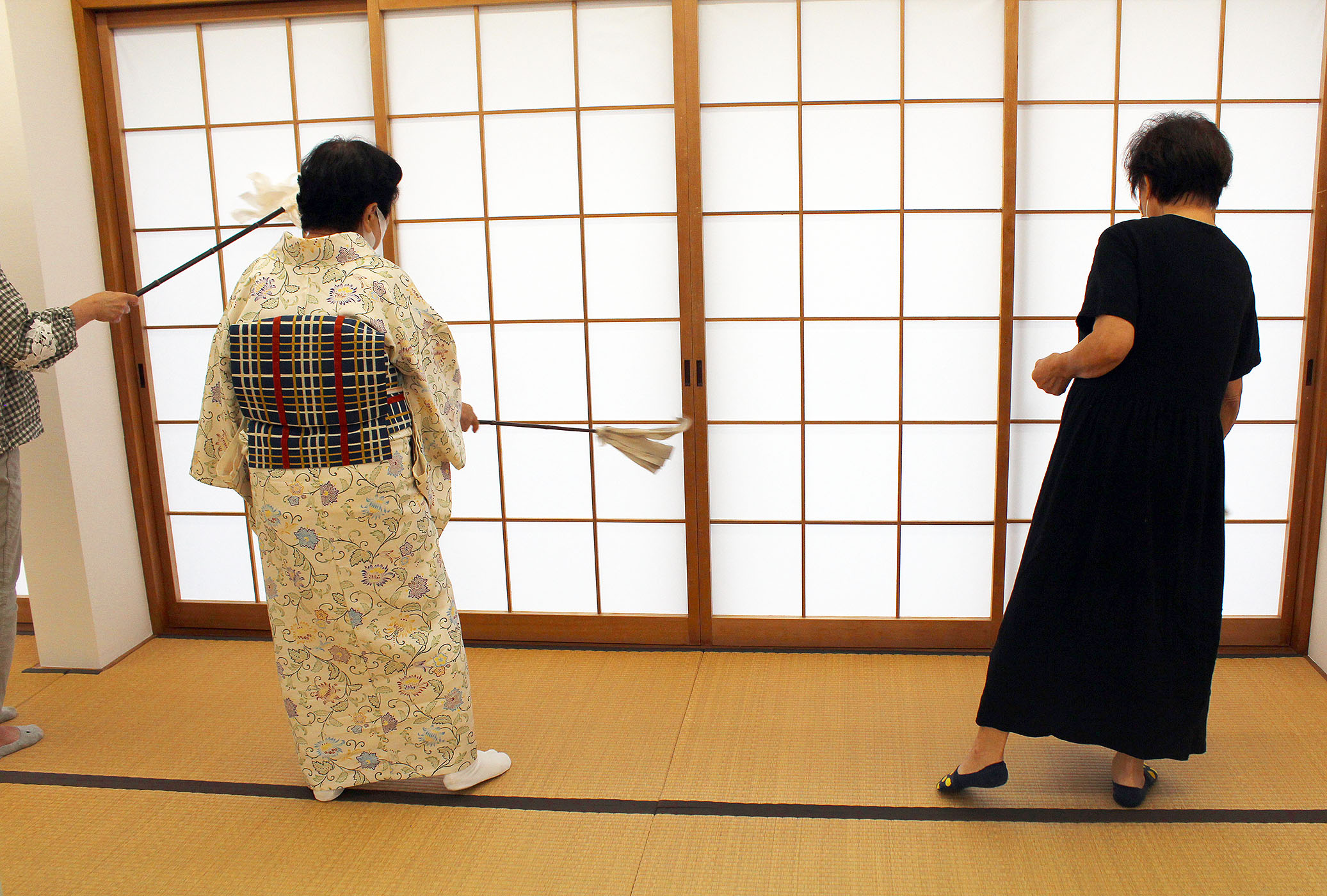 障子の掃除の仕方を習う