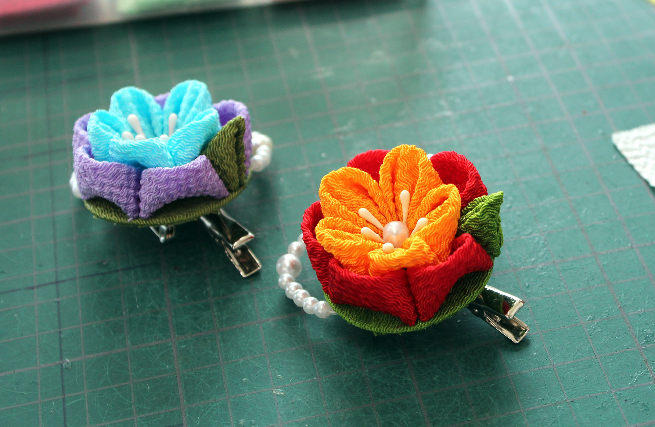 初めてでも上手にできる、ちりめんの布でつまみ細工の飾り