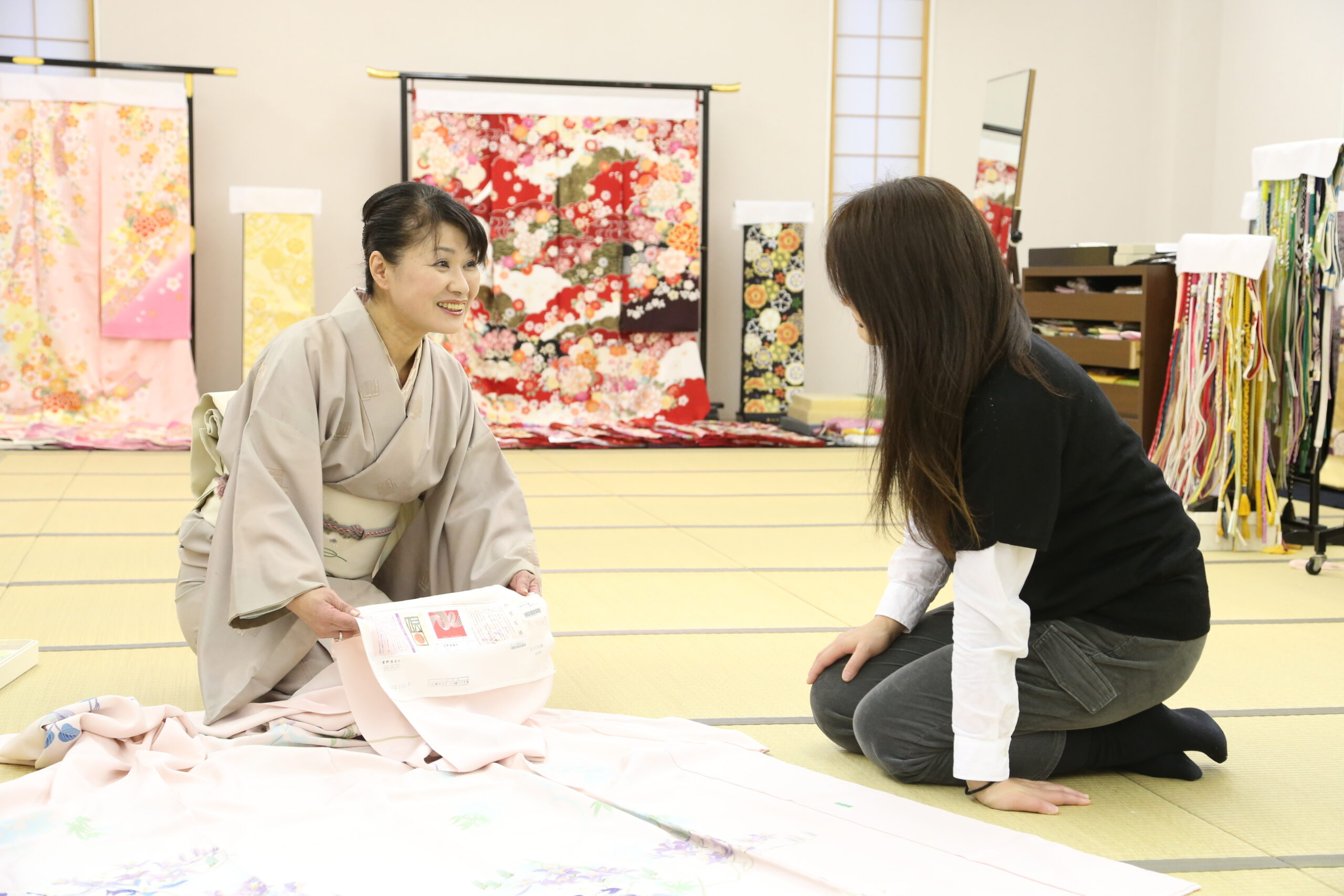 着物の販売　接客の様子　加賀友禅の訪問着証紙の説明　山本呉服店北方店