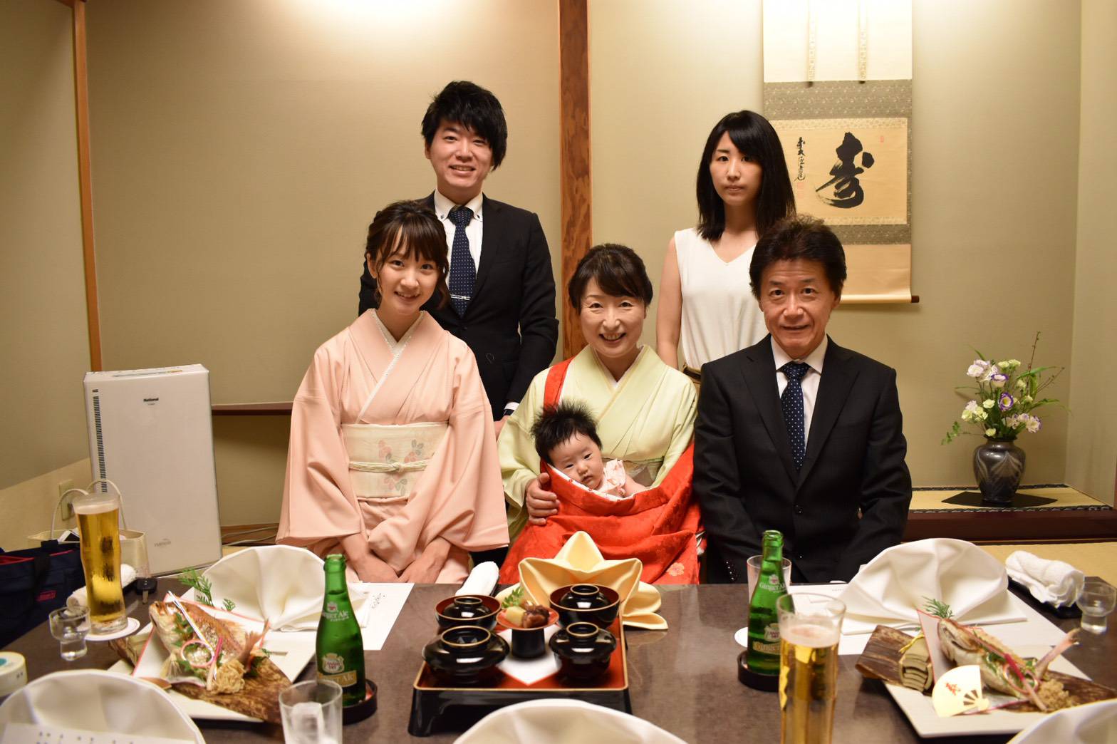 お食い初めのお祝いに着る着物　赤ちゃんの赤い着物女の子　母親は訪問着　料亭